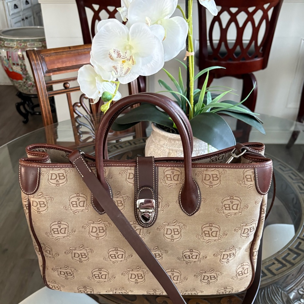 🤎🤎DOONEY & BOURKE VINTAGE SIGNATURE TAN CANVAS AND BROWN LEATHER TOTE!🤎🤎
